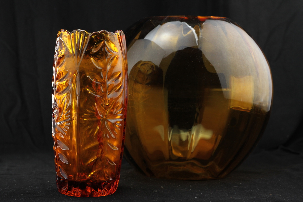 2 желто-оранжевые стеклянные/хрустальные вазы