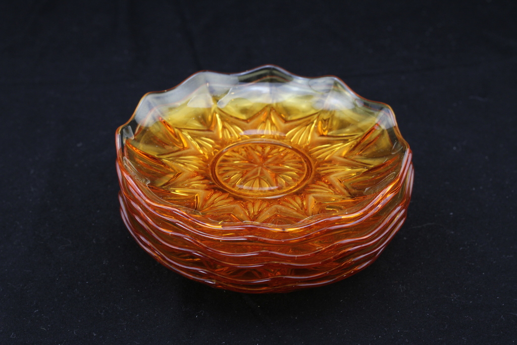 Dzeltenīgi oranža stikla / kristāla servējamais šķīvis, 6 šķīvīši un salvešu trauciņš