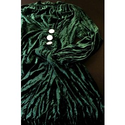 Покрытие бархатного платья темно-зеленым
