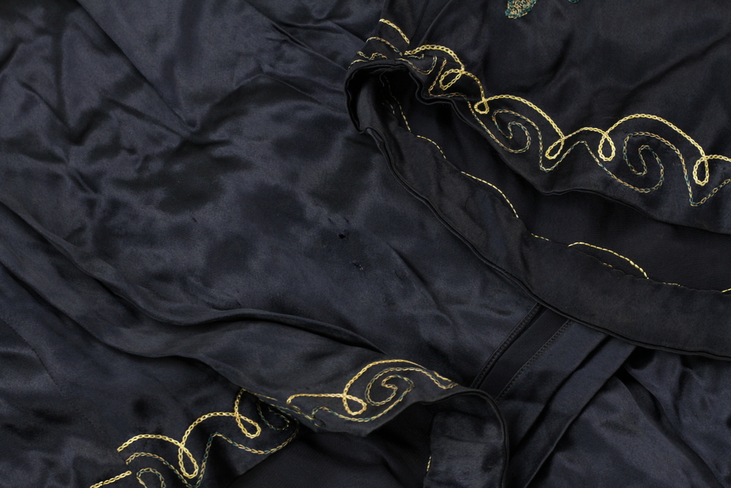 Zīda rīta kleita ar izšuvumiem melnā krāsā
