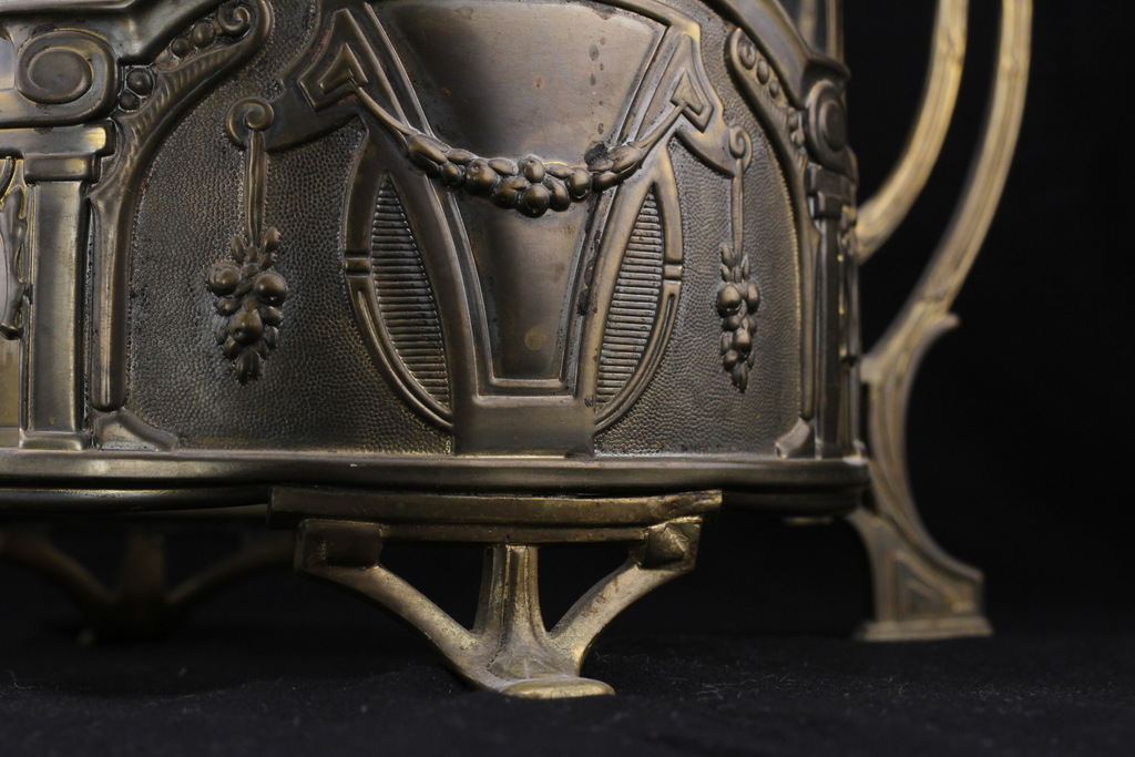 Art Nouveau cup with lid