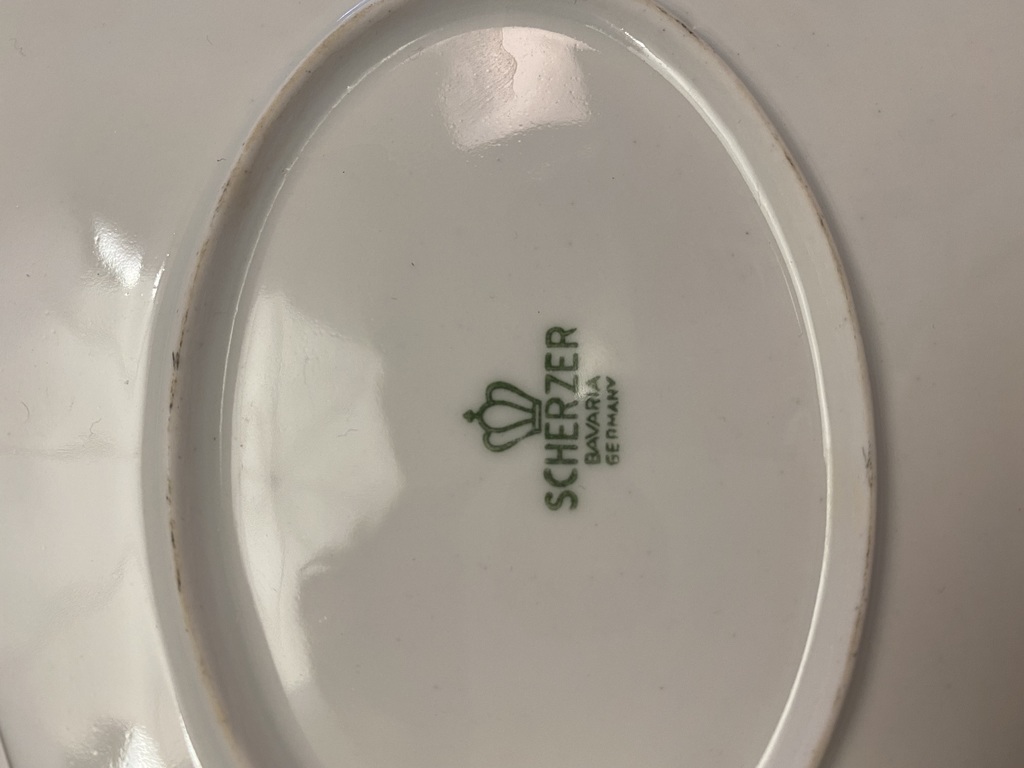 Фарфоровая тарелка с росписью 