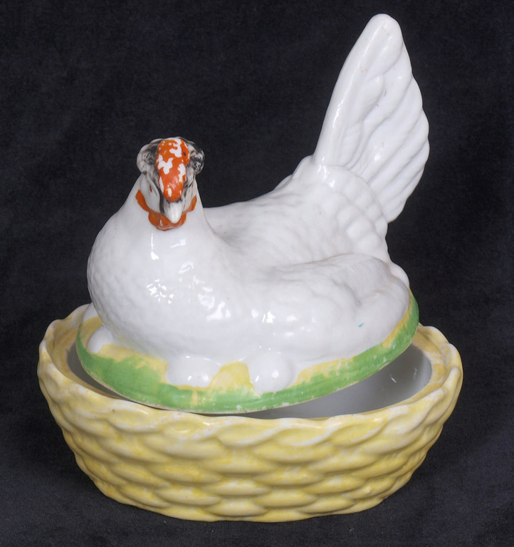 Porcelain egg dish ''Chicken''