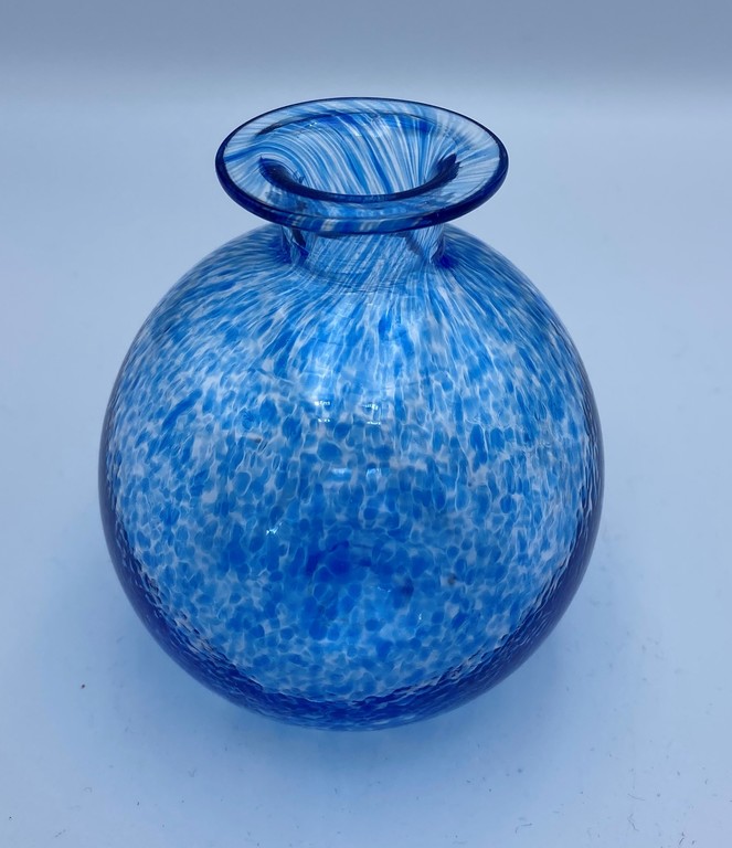 Neliela zila stikla vāzīte
