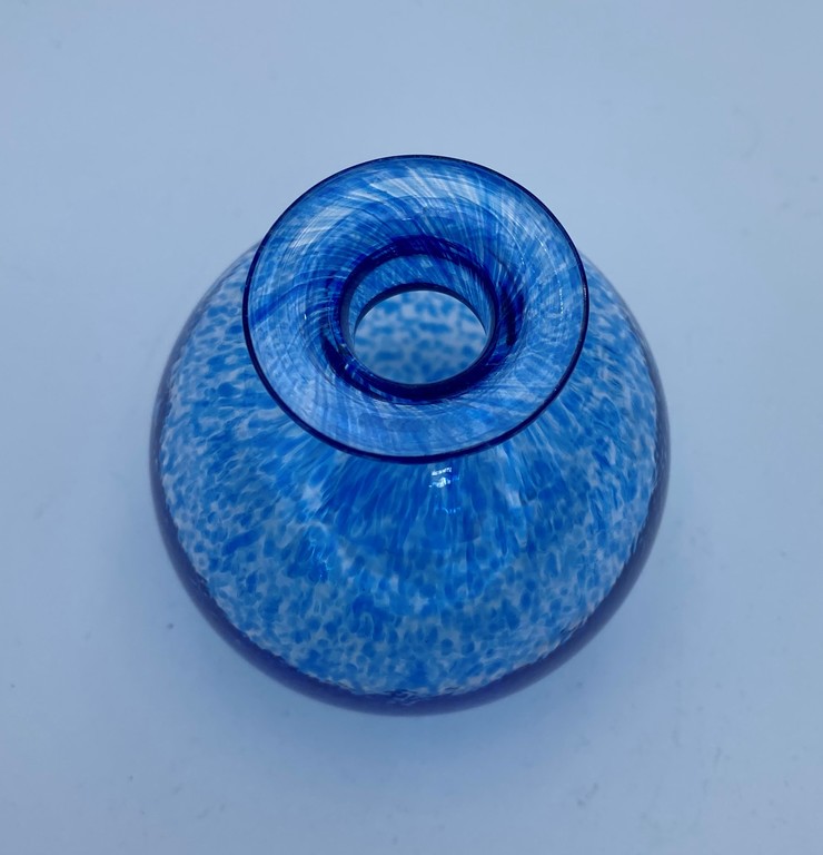 Маленькая ваза из синего стекла