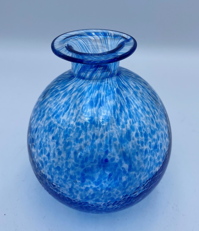 Маленькая ваза из синего стекла