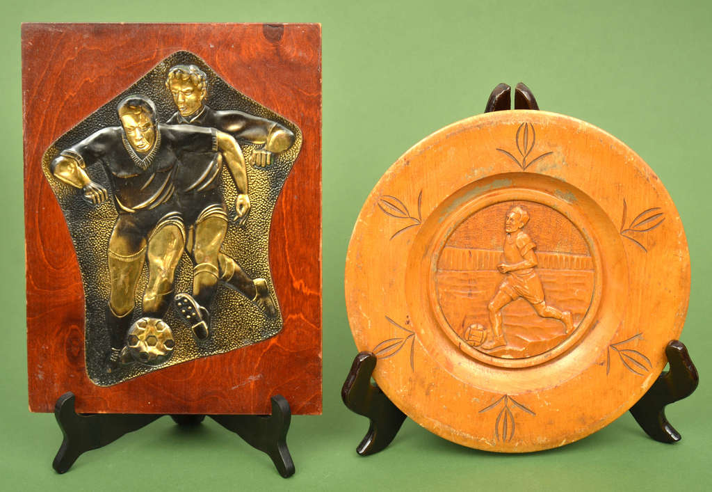 Koka šķīvis ''Futbola tematika'' un metāla kalums uz koka pamatnes ''Futbolisti''