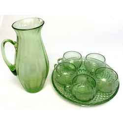 Zaļš stikla komplekts (krūka, 5 gab.krūzītes, šķīvis/paplāte)