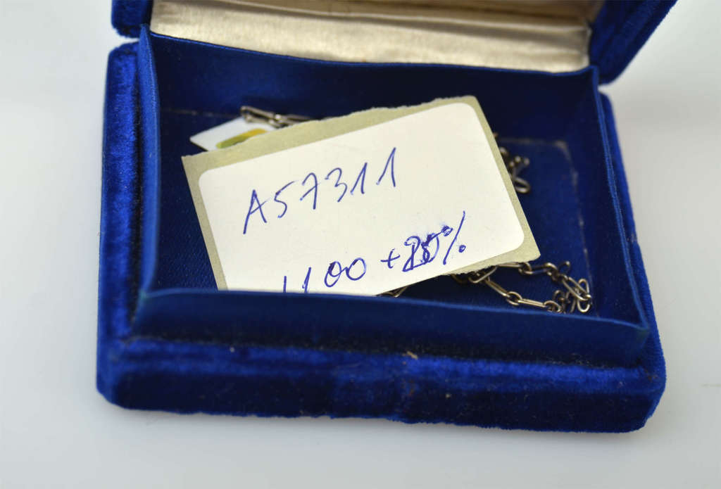 Karla Faberžē oliņa/kulons ar 104 briljantiem un platīna ķēdīti