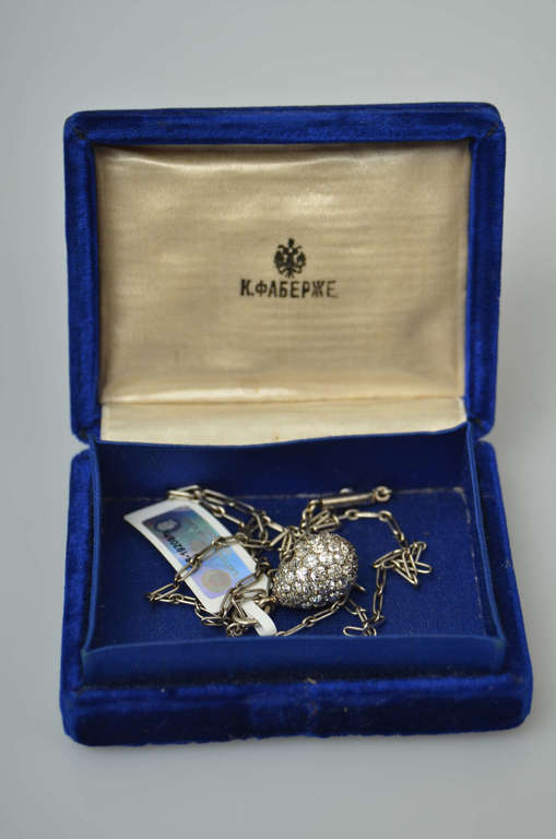 Karla Faberžē oliņa/kulons ar 104 briljantiem un platīna ķēdīti