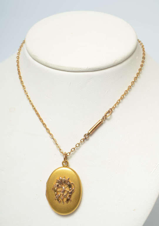 Openable pendant with chain
