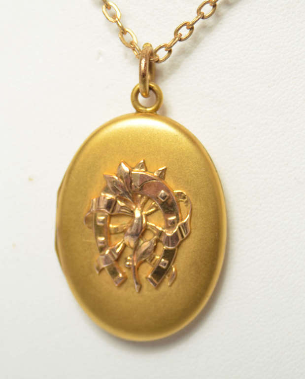 Openable pendant with chain