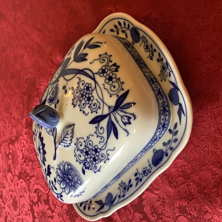 Butter dish.Hutschenreuther.Classic onion painting.Cobalt.