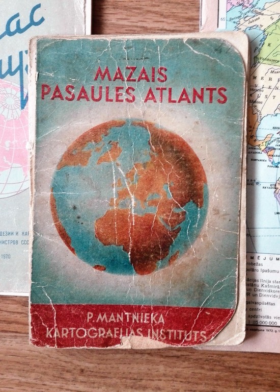 P. Mantnieka Pasaules mazais atlants (1940) un 70 - to gadu skolas mācību atlanti un kartes (5 gab.)