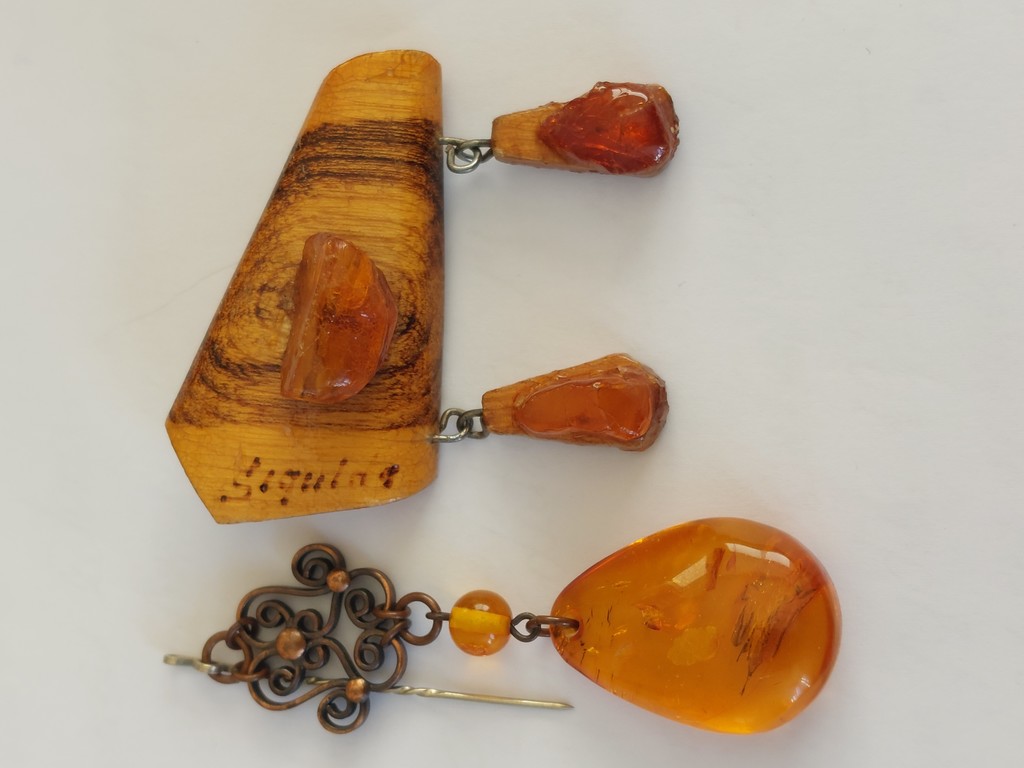 Two brooches with amber, total weight 11 gr