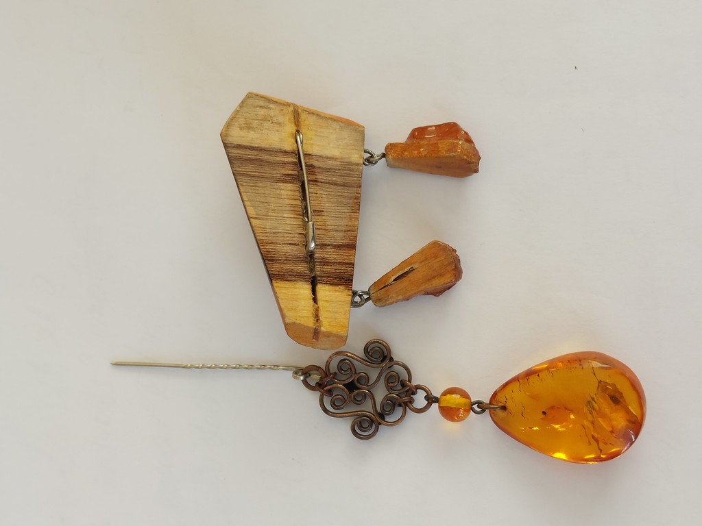 Two brooches with amber, total weight 11 gr