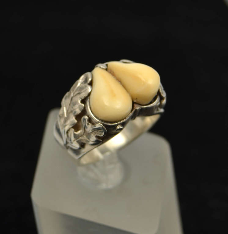 Серебряное охотничье кольцо в стиле модерн с костяными зубцами