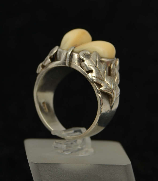 Sudraba Jūgenstila mednieku gredzens ar kaula zobiem