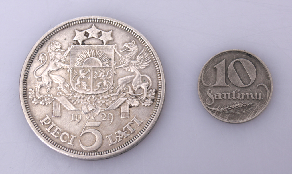 Серебрянная монета 5 латов с  10 сантимов