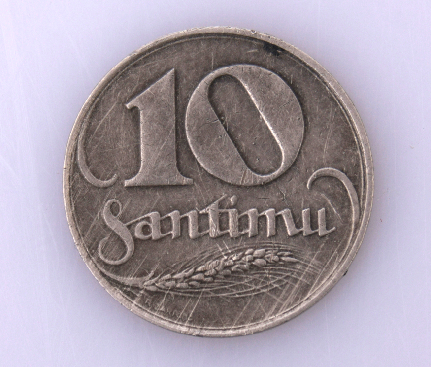 Серебрянная монета 5 латов с  10 сантимов
