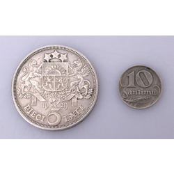 Sudraba pieclatnieks ar 10 santīmu monetu