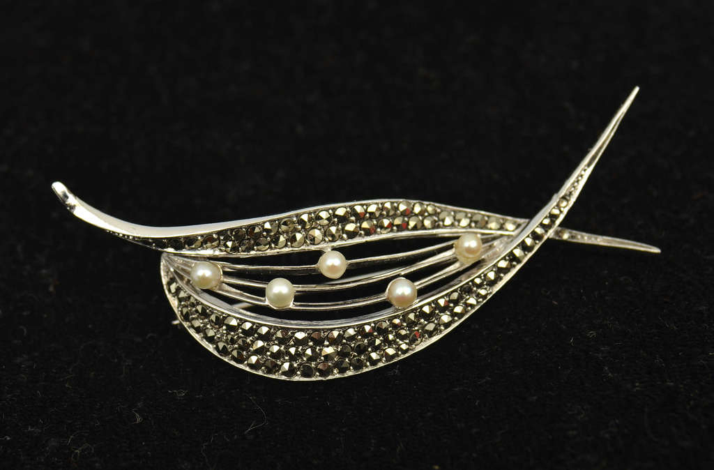 Silver Art Nouveau brooch with marcasite crystals and pearls