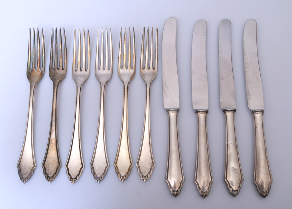 Cutlery set of 6 forks and 4 knives