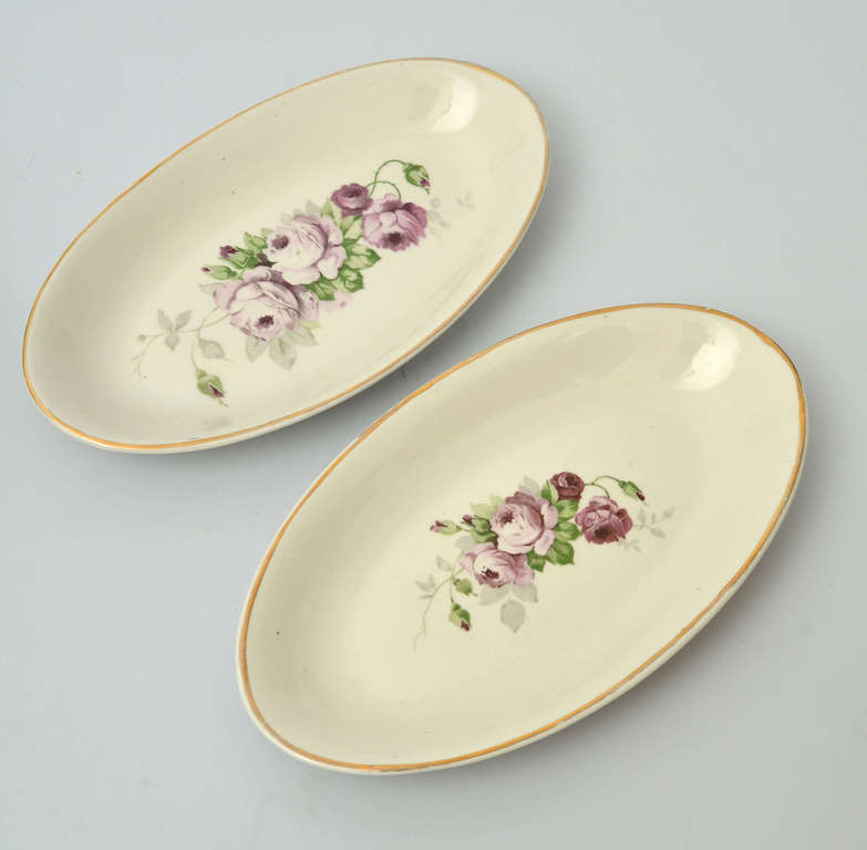 2 porcelain serving dishes with gold finish
