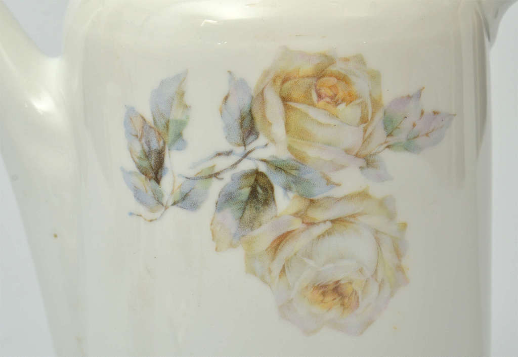 Coffee pot with rose motive