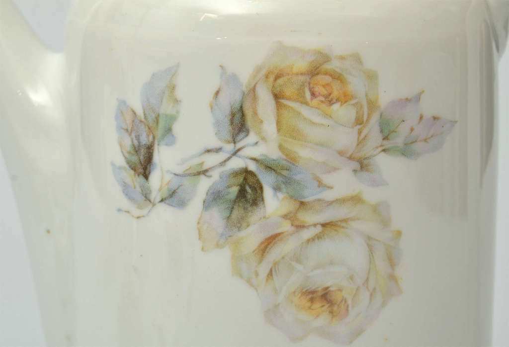Coffee pot with rose motive