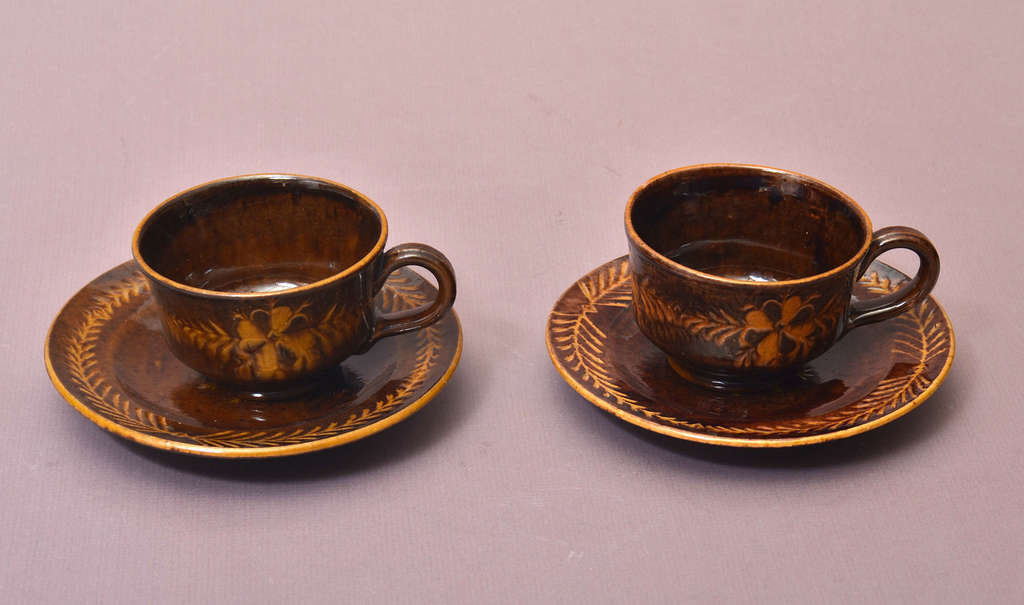 Ceramic cups with saucers (2 pcs.)