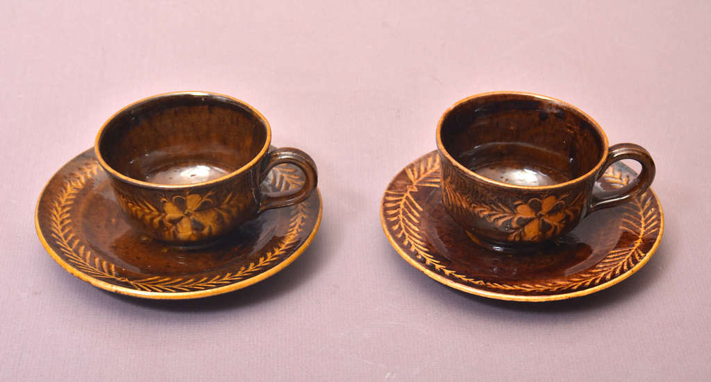 Keramikas tasītes ar apakštasītēm (2 gab.)