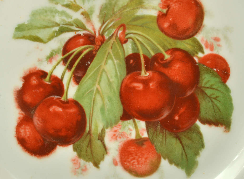 Тарелка с рисунком вишни