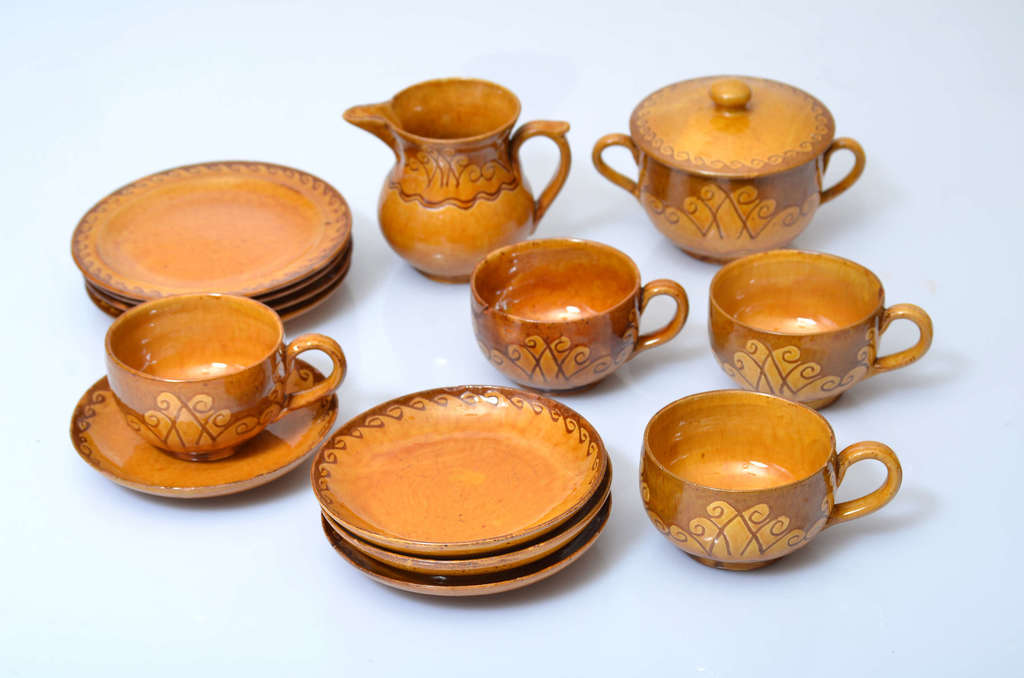 Keramikas servīze četrām personām 
