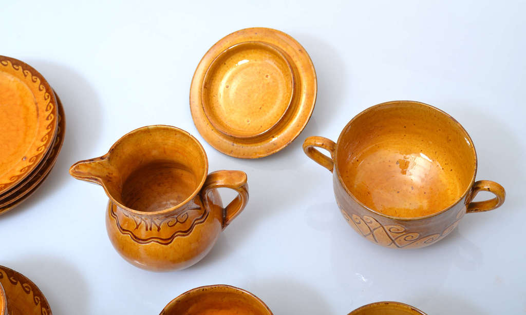Keramikas servīze četrām personām 