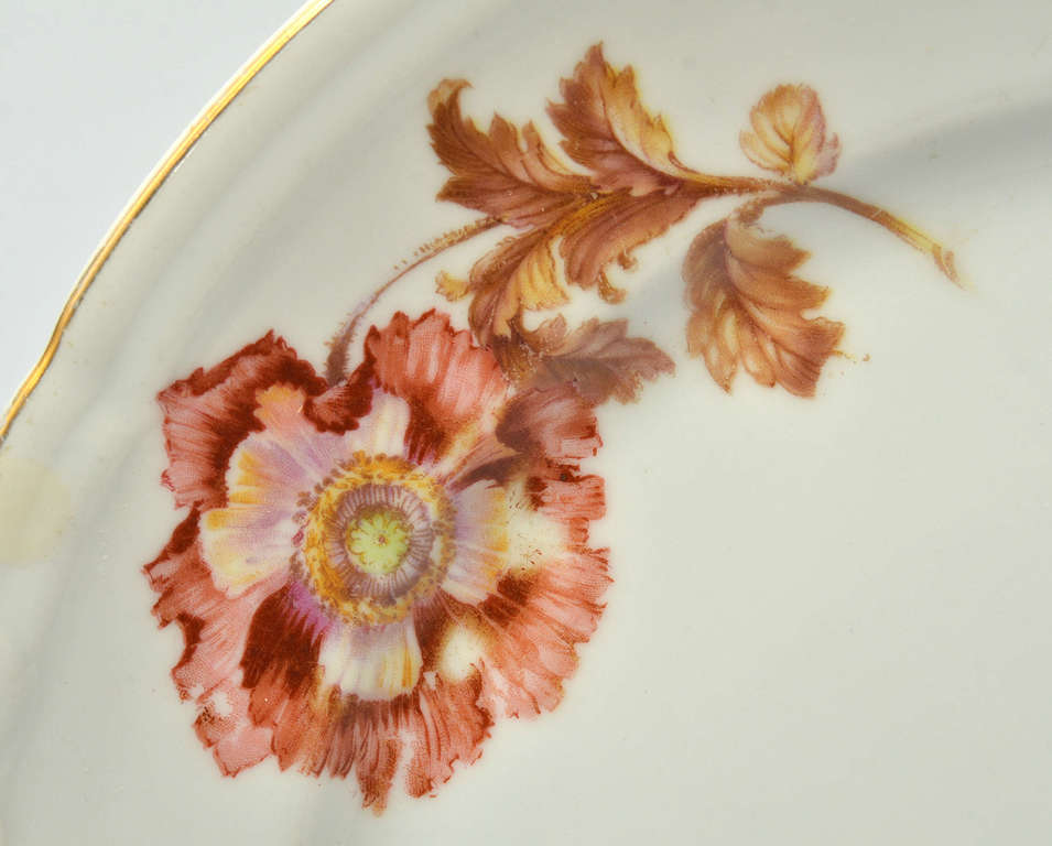 Bread plate with poppy pattern
