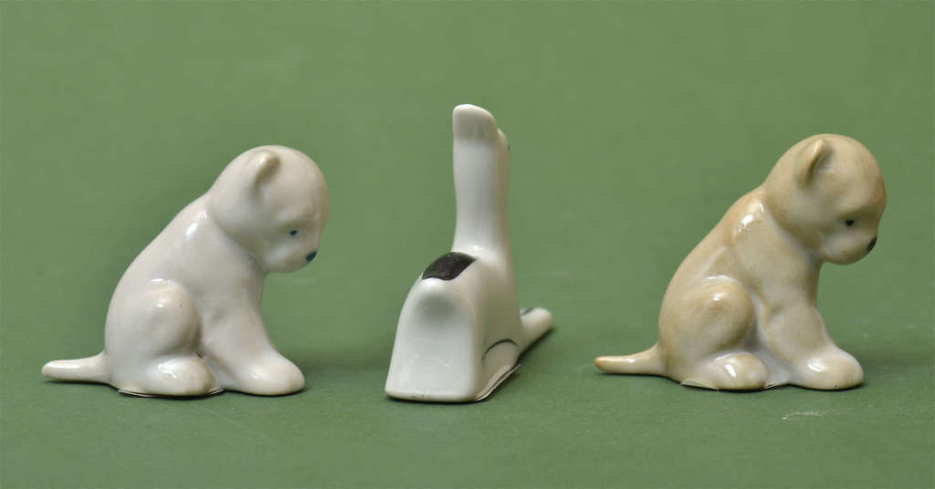 Porcelāna figūras (3 gab.) - divas suņu figūras un viena stirnas figūra 