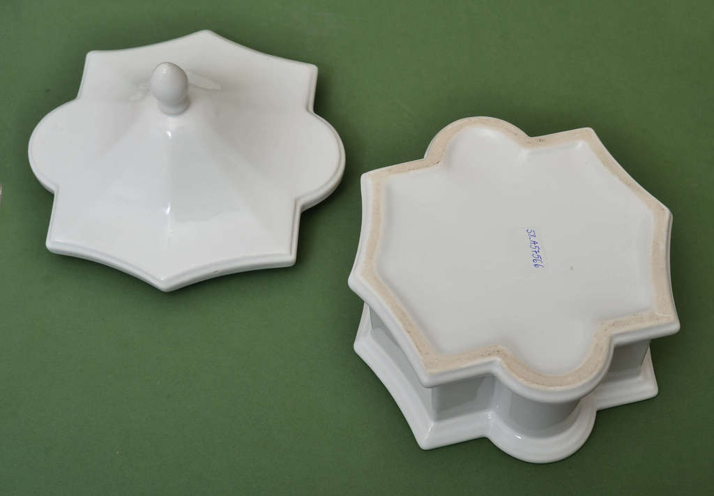 Porcelain untensil with lid