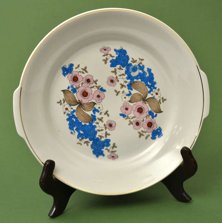 Šķīvis ar ziedu dekoru
