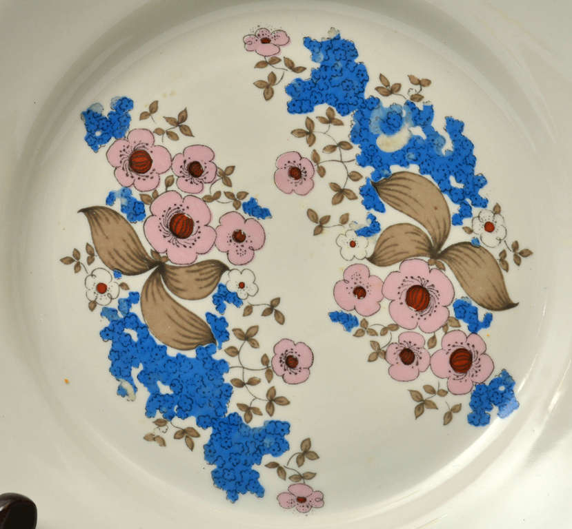 Тарелка с цветочным декором