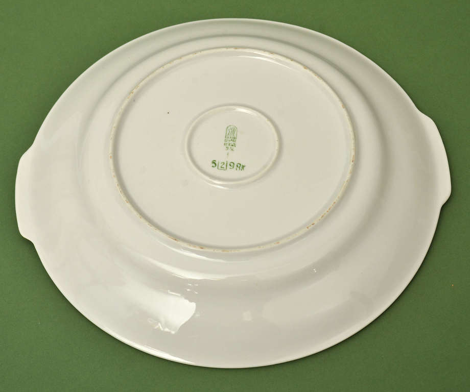 Plate with floral decor