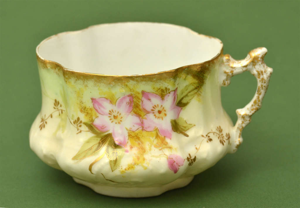 Чашка с цветочным мотивом