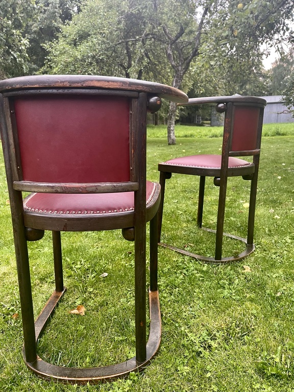 Divi krēsli 