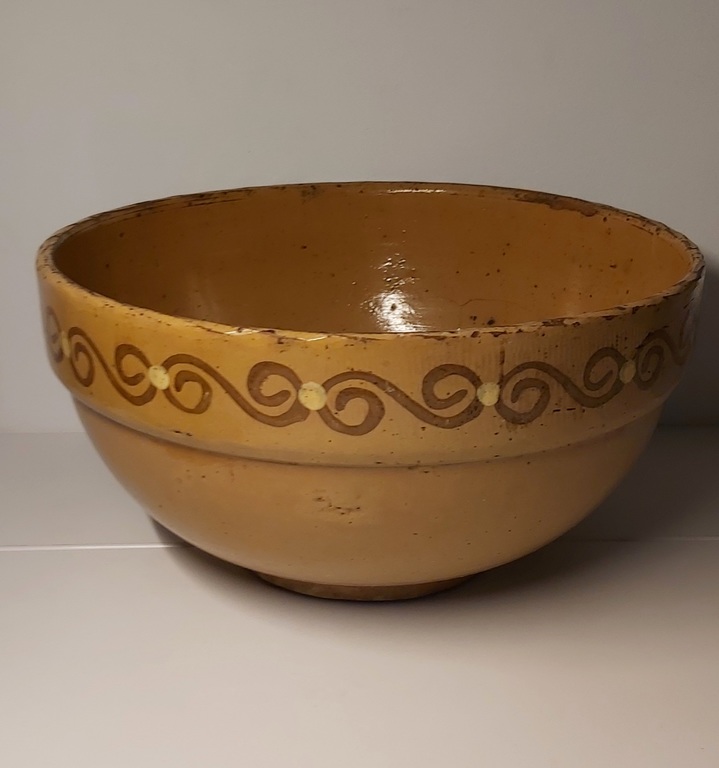 Clay bowl. Ceramics. With hand painting.