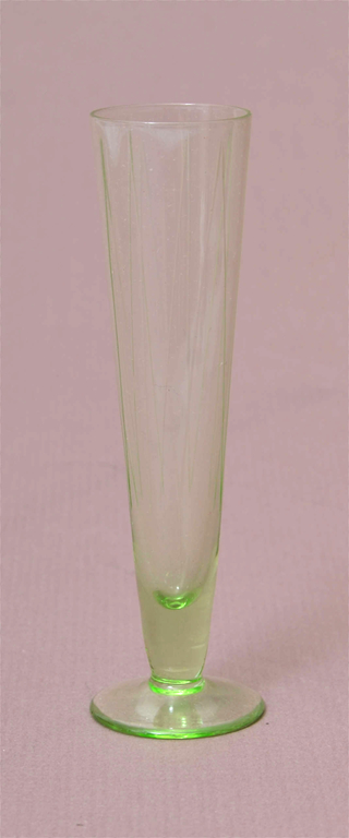 Комплект стаканoв цвете уранового стекла