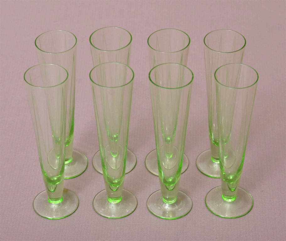 Комплект стаканoв цвете уранового стекла