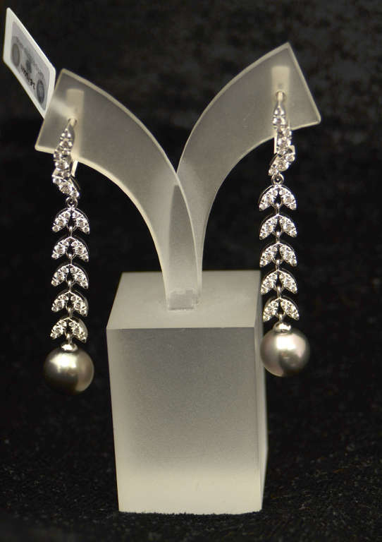 White gold earrings with 68 diamonds and sea pearls