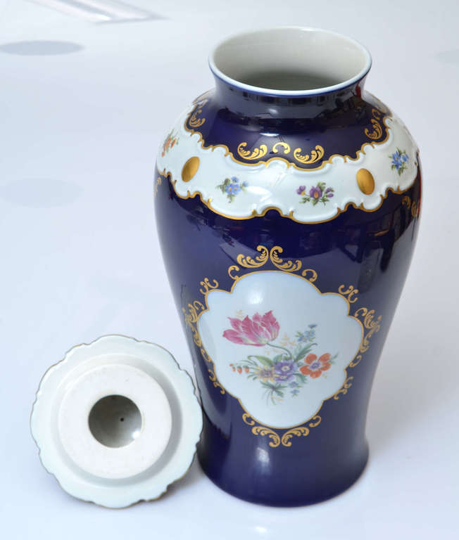 Kobalta porcelāna vāze-urna ar vāku