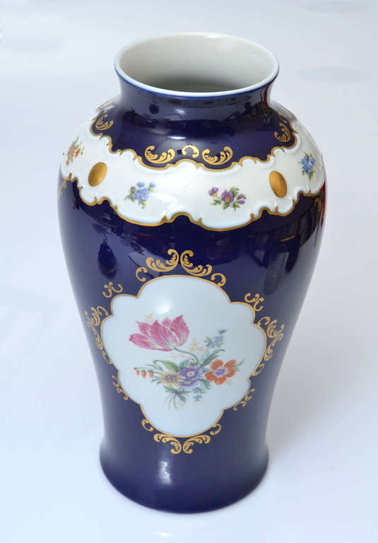 Cobalt porcelain vase-urn with lid