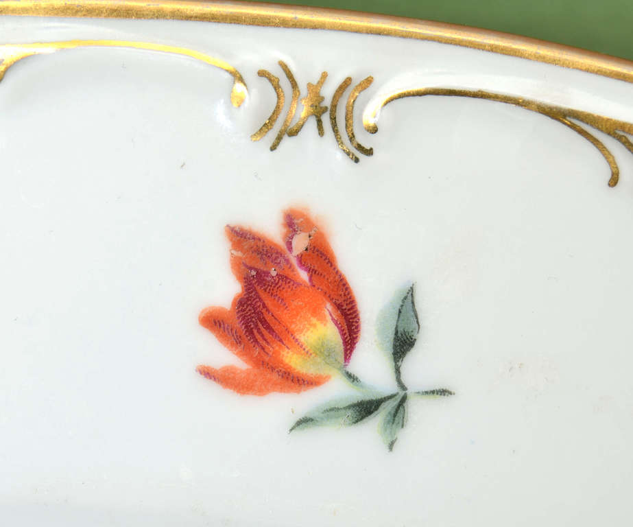 Porcelain plate with gilding